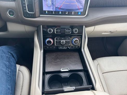 Used 2021 GMC Yukon XL Denali w/ Denali Premium Package AWD/4WD image 15