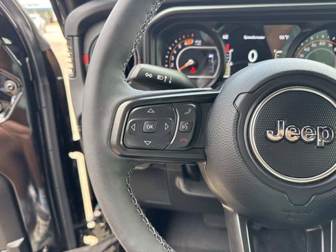 Used 2026 Jeep Wrangler Unlimited Rubicon AWD/4WD image 22