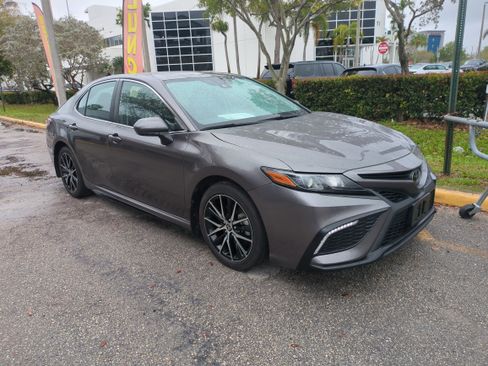 Used 2023 Toyota Camry SE image 2