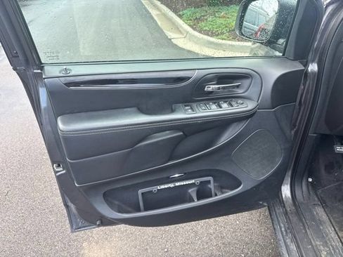 Used 2018 Dodge Grand Caravan SE FWD image 8