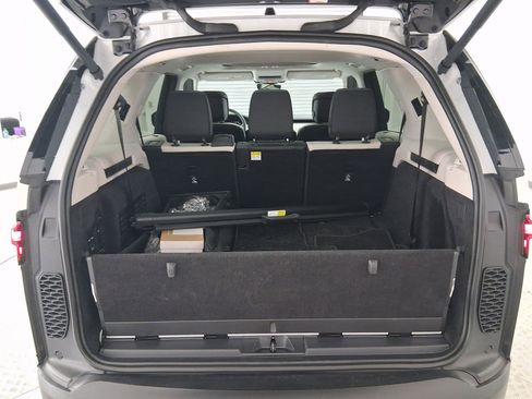 New 2025 Land Rover Discovery S image 29