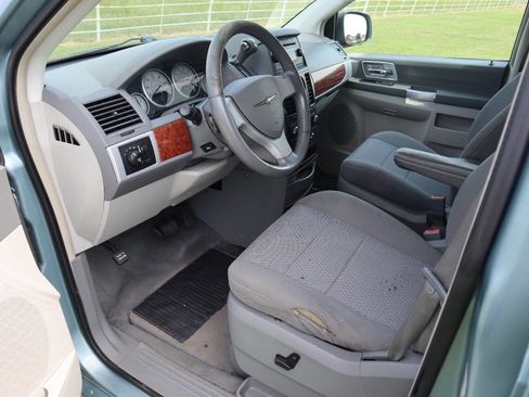 Used 2008 Chrysler Town & Country Touring image 29