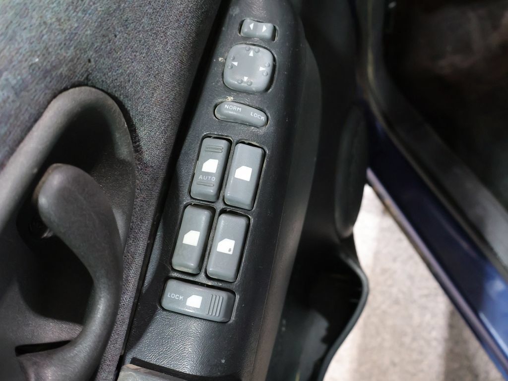 Used 2000 Chevrolet Blazer LS w/ LS Preferred Equipment Group AWD/4WD image 21