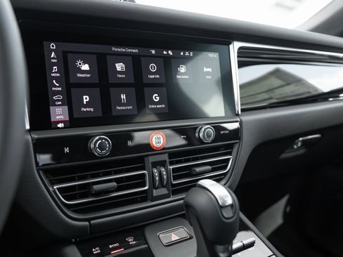 Certified 2025 Porsche Macan image 23