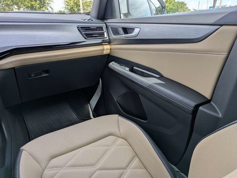 Certified 2024 Volkswagen Atlas Cross Sport SE FWD image 21