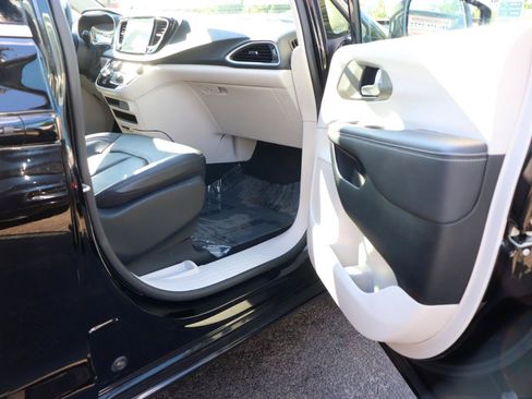 Used 2024 Chrysler Pacifica Touring-L FWD image 17