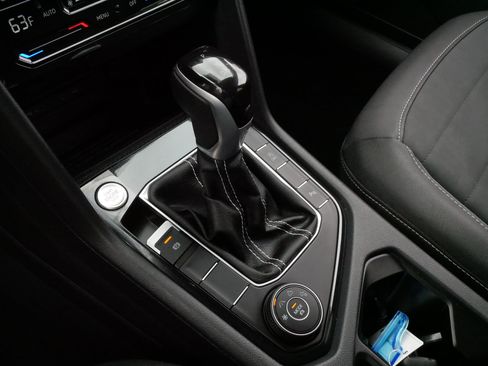 Certified 2025 Volkswagen Taos SE AWD/4WD image 24