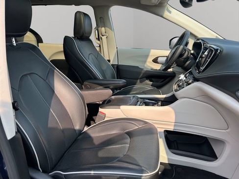 Used 2024 Chrysler Pacifica Limited AWD/4WD image 24