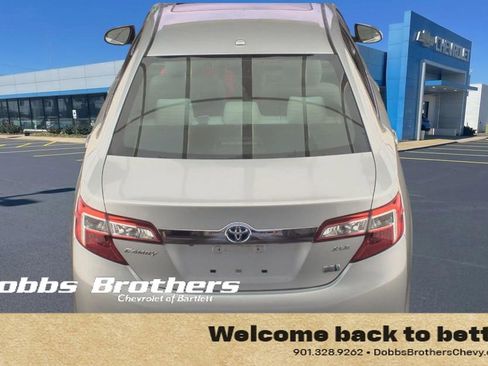 Used 2014 Toyota Camry XLE w/ Moonroof Package FWD image 4