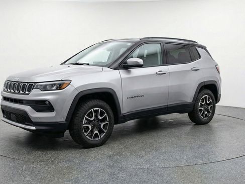 Used 2025 Jeep Compass Trailhawk image 3
