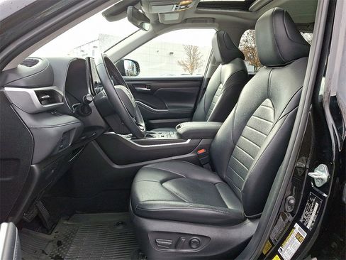 Used 2020 Toyota Highlander XLE image 15