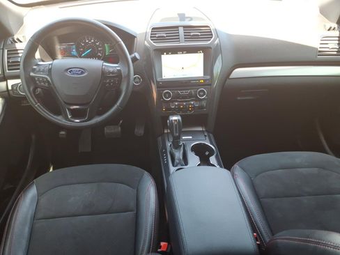 Used 2018 Ford Explorer XLT w/ Equipment Group 202A FWD image 18