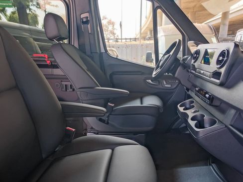 Used 2024 Mercedes-Benz Sprinter 2500 image 17