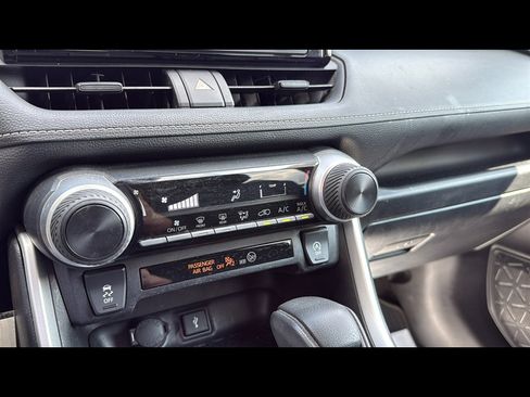 Used 2022 Toyota RAV4 LE image 20