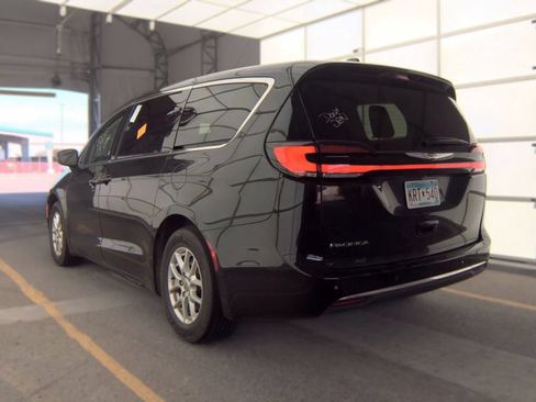 Used 2023 Chrysler Pacifica Touring-L FWD image 4