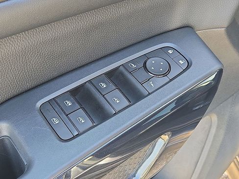 Used 2025 Nissan Pathfinder SV AWD/4WD image 23