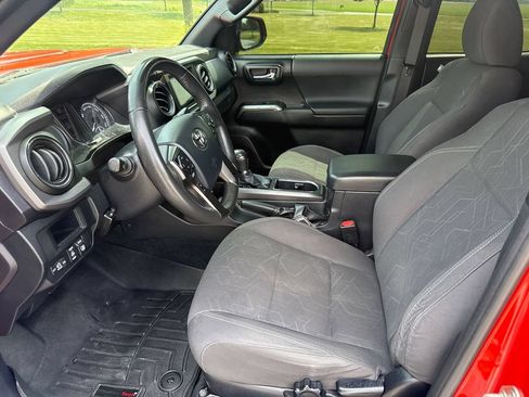 Used 2017 Toyota Tacoma TRD Sport w/ Premium & Technology Package AWD/4WD image 10