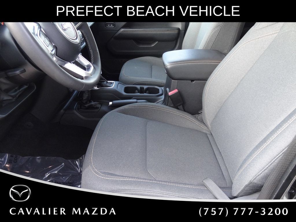 Used 2025 Jeep Wrangler Unlimited Sahara AWD/4WD image 9