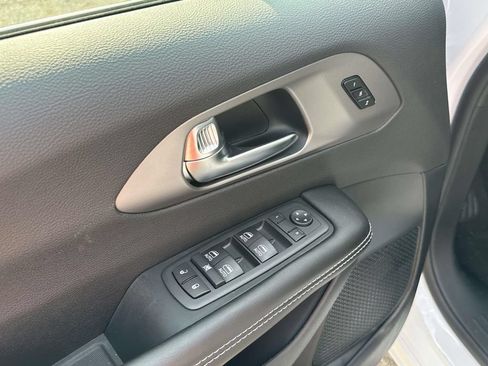 New 2027 Chrysler Pacifica Select FWD image 12