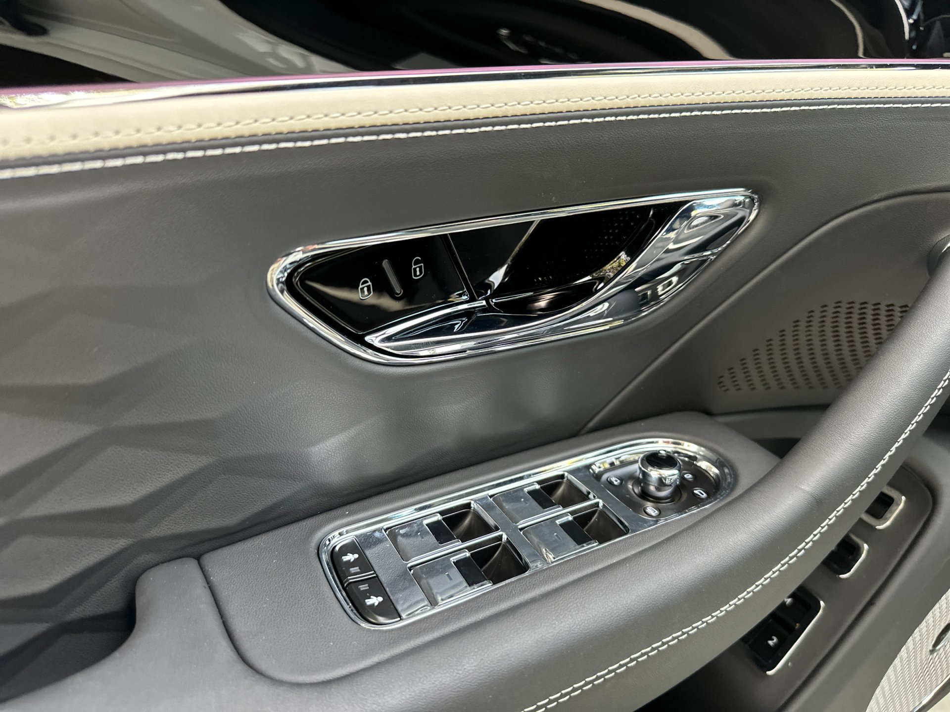 Used 2025 Bentley Flying Spur Plug-In Hybrid AWD/4WD image 14