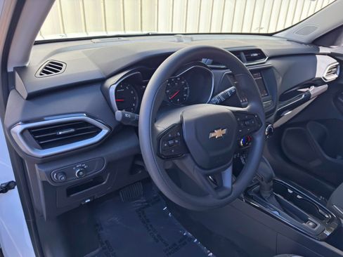 Used 2023 Chevrolet TrailBlazer LS FWD image 12