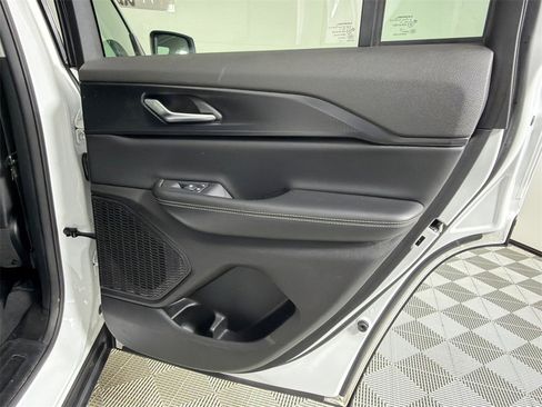 Used 2023 Jeep Grand Cherokee Laredo image 16