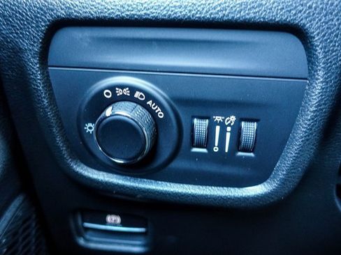 New 2025 Jeep Grand Cherokee Altitude image 21