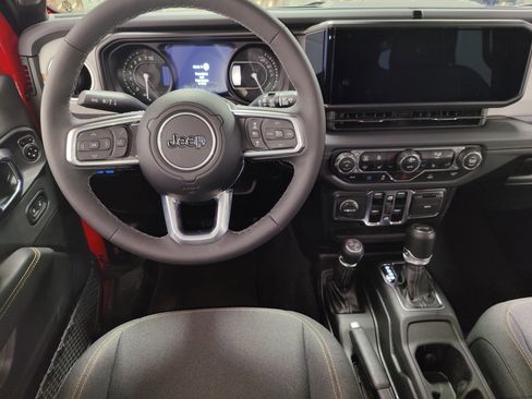 Used 2025 Jeep Wrangler Unlimited Sahara image 16