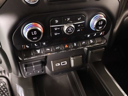 Used 2022 GMC Sierra 2500 AT4 w/ AT4 Preferred Package AWD/4WD image 8