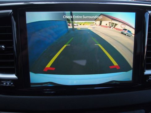 Used 2024 Chrysler Pacifica Touring-L FWD image 16