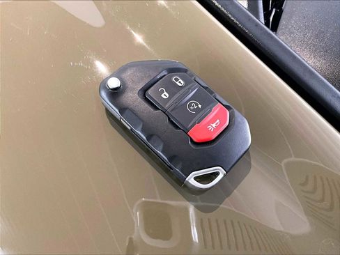 Used 2025 Jeep Wrangler Unlimited Rubicon w/ Convenience Group AWD/4WD image 34