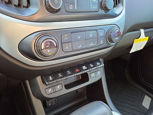 Used 2019 Chevrolet Colorado ZR2 image 22