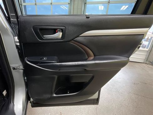 Used 2019 Toyota Highlander XLE AWD/4WD image 28