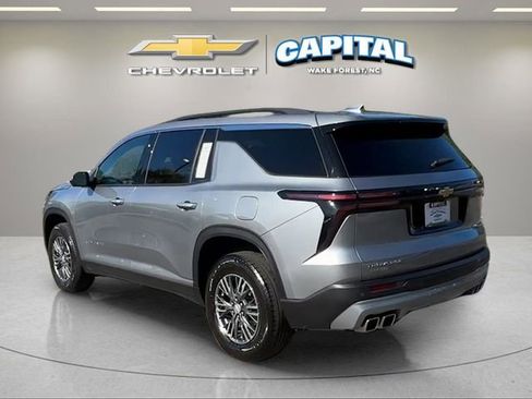 Used 2024 Chevrolet Traverse LT FWD image 3