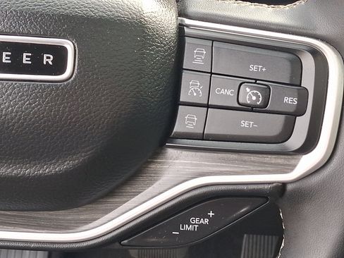 Used 2023 Jeep Wagoneer Series II w/ Premium Group I AWD/4WD image 23