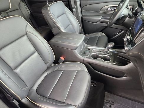 Used 2022 Chevrolet Traverse Premier FWD image 19