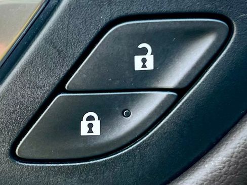 Used 2021 GMC Yukon Denali w/ Denali Premium Package image 32