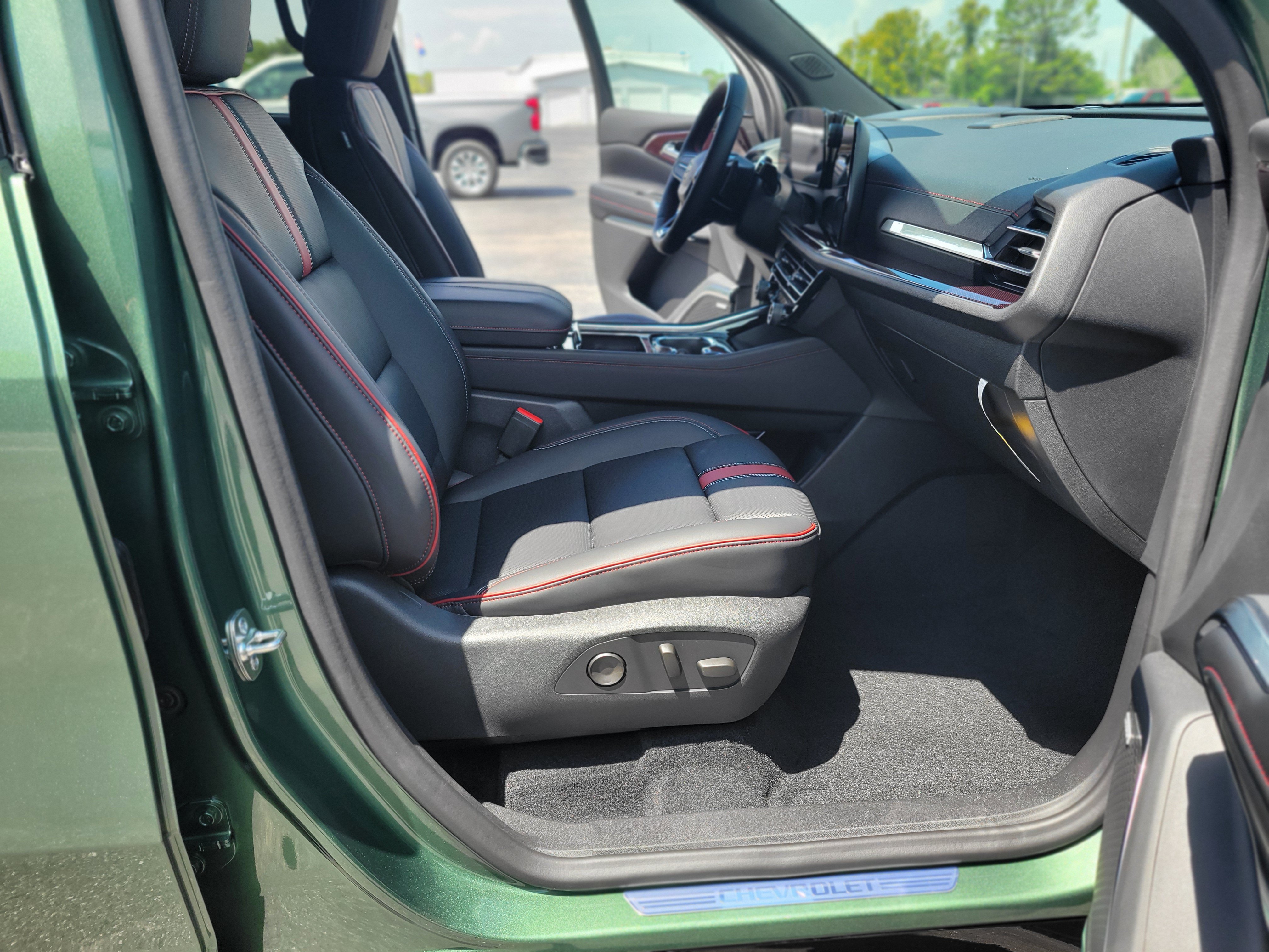 New 2027 Chevrolet Traverse RS FWD image 31