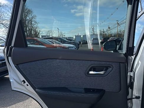 Used 2023 Nissan Rogue SV image 12