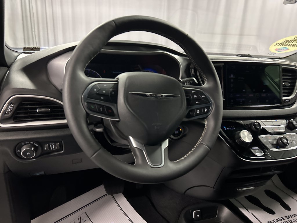 Used 2026 Chrysler Pacifica Select FWD image 15
