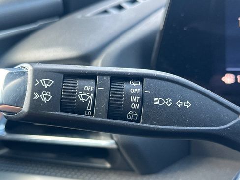Used 2025 Chevrolet Traverse LT AWD/4WD image 35