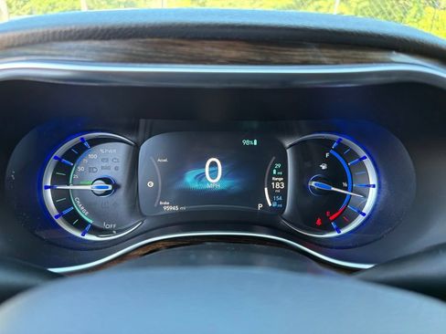 Used 2023 Chrysler Pacifica Limited FWD image 9