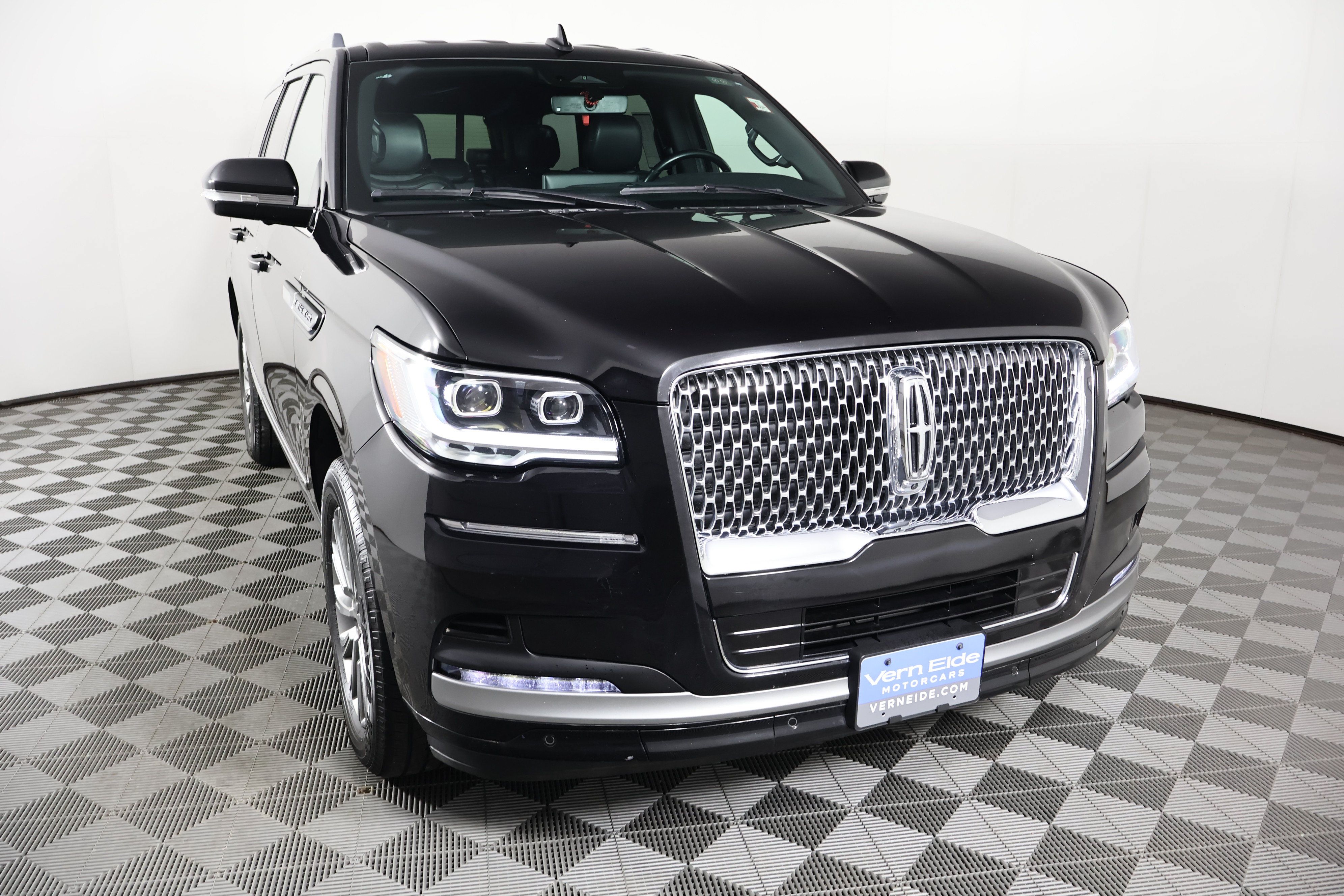Used 2024 Lincoln Navigator Premiere AWD/4WD image 3
