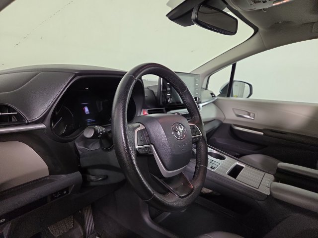 Used 2024 Toyota Sienna XLE FWD image 14
