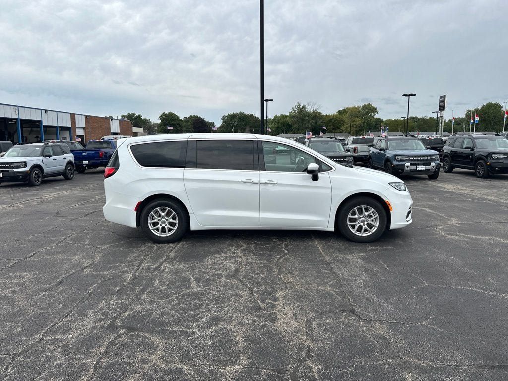 Used 2023 Chrysler Pacifica Touring-L FWD image 4
