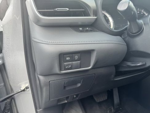 Used 2024 Toyota Highlander LE image 4