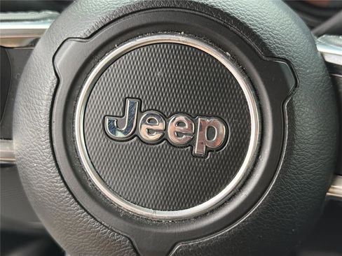 Used 2025 Jeep Wrangler Unlimited Sahara AWD/4WD image 24