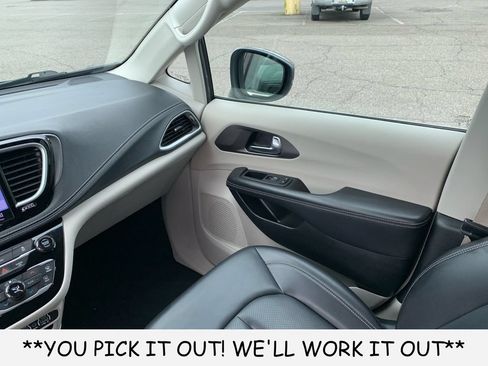 Used 2023 Chrysler Pacifica Touring-L FWD image 27