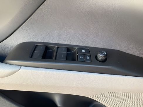 Used 2024 Toyota Camry SE image 12