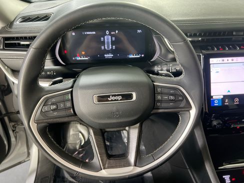 Used 2023 Jeep Grand Cherokee Limited AWD/4WD image 11